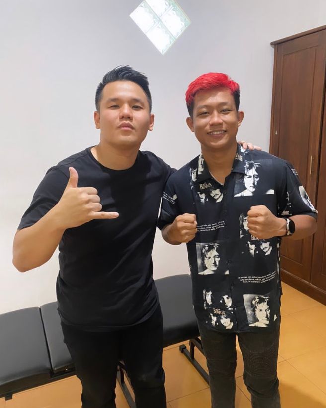 Pasien berfoto bersama terapis Chirobone