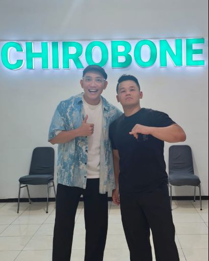 Pasien berfoto bersama terapis Chirobone