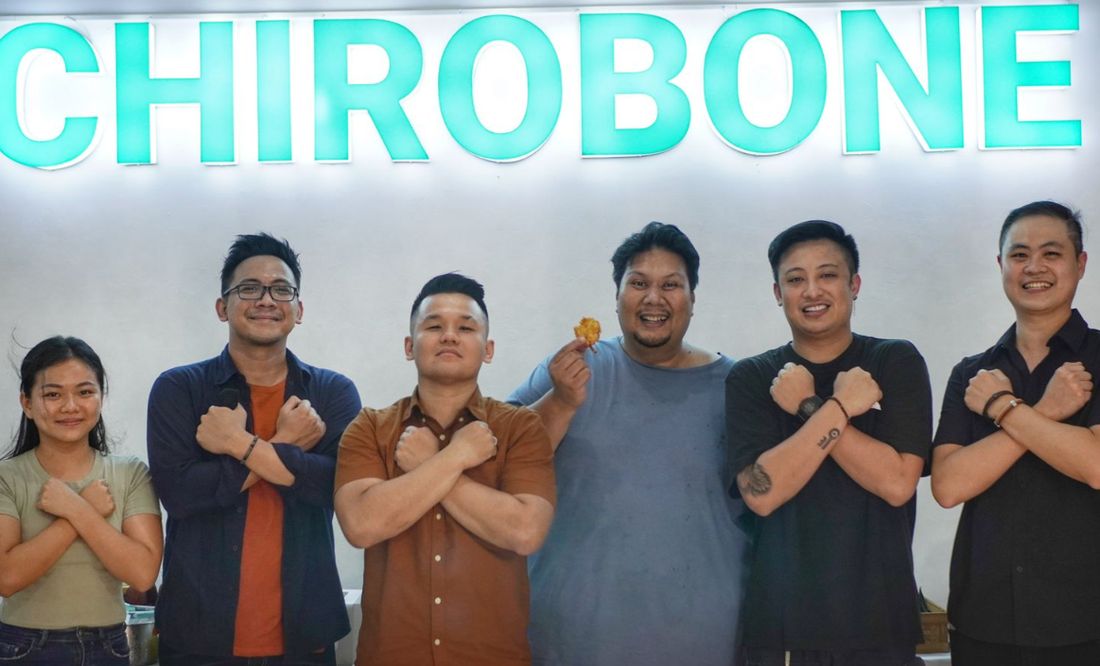 Tim Chirobone berfoto bersama di depan logo