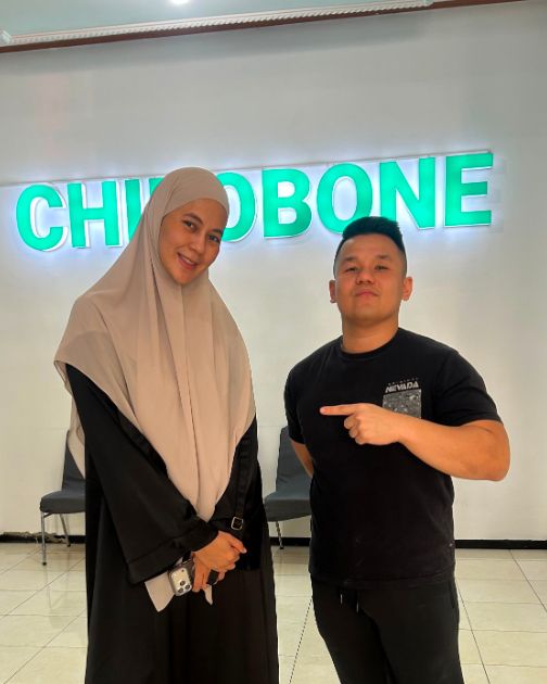 Pasien berfoto bersama terapis Chirobone