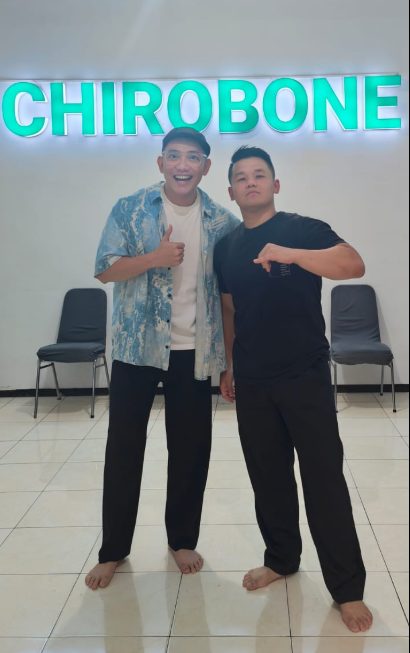 Pasien berfoto bersama terapis Chirobone