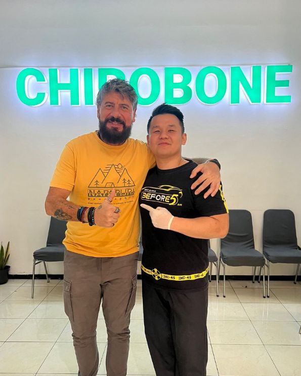 Pasien berfoto bersama terapis Chirobone