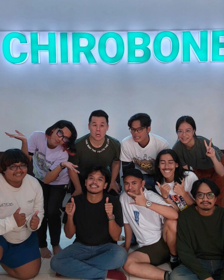 Tim dan pasien Chirobone berfoto bersama