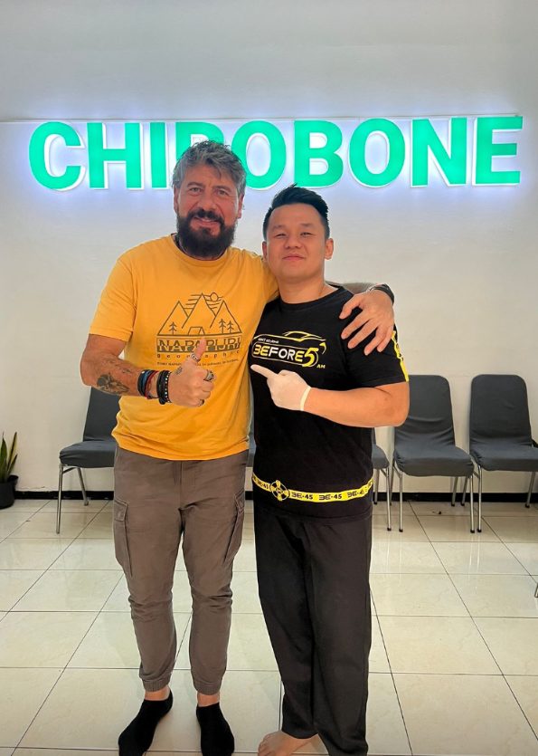 Pasien berfoto bersama terapis Chirobone