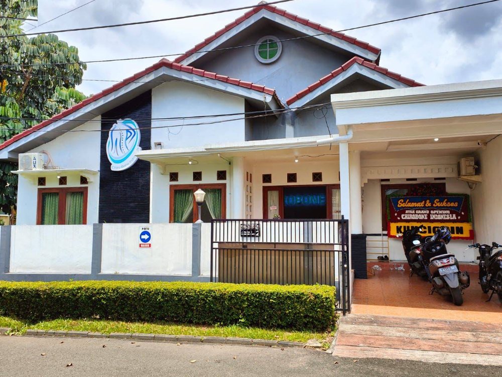 Tampak depan Chirobone Bintaro