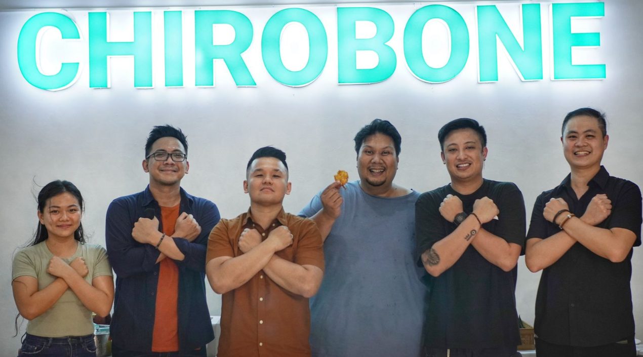 Tim Chirobone berfoto bersama di depan logo