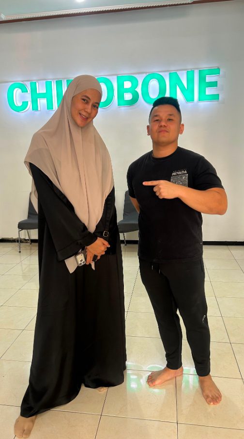 Pasien berfoto bersama terapis Chirobone