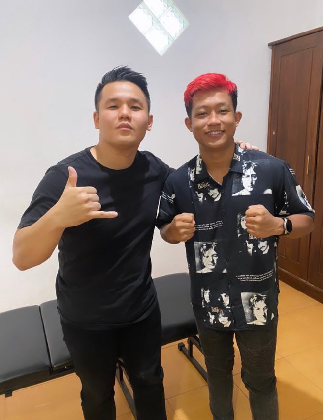 Pasien berfoto bersama terapis Chirobone